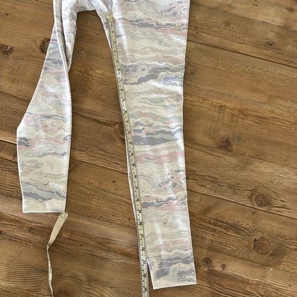 Beyond Yoga
Olympus High Waisted Midi Legging Pastel Waves - Picture 9 of 9